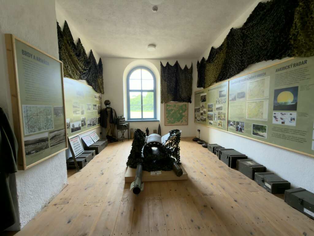 Expozice Arm&aacute;da v Brdech, pohled k oknu