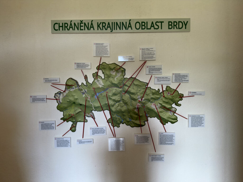 Mapa Chr&aacute;něn&eacute; krajinn&eacute; oblasti Brdy v expozici př&iacute;rody